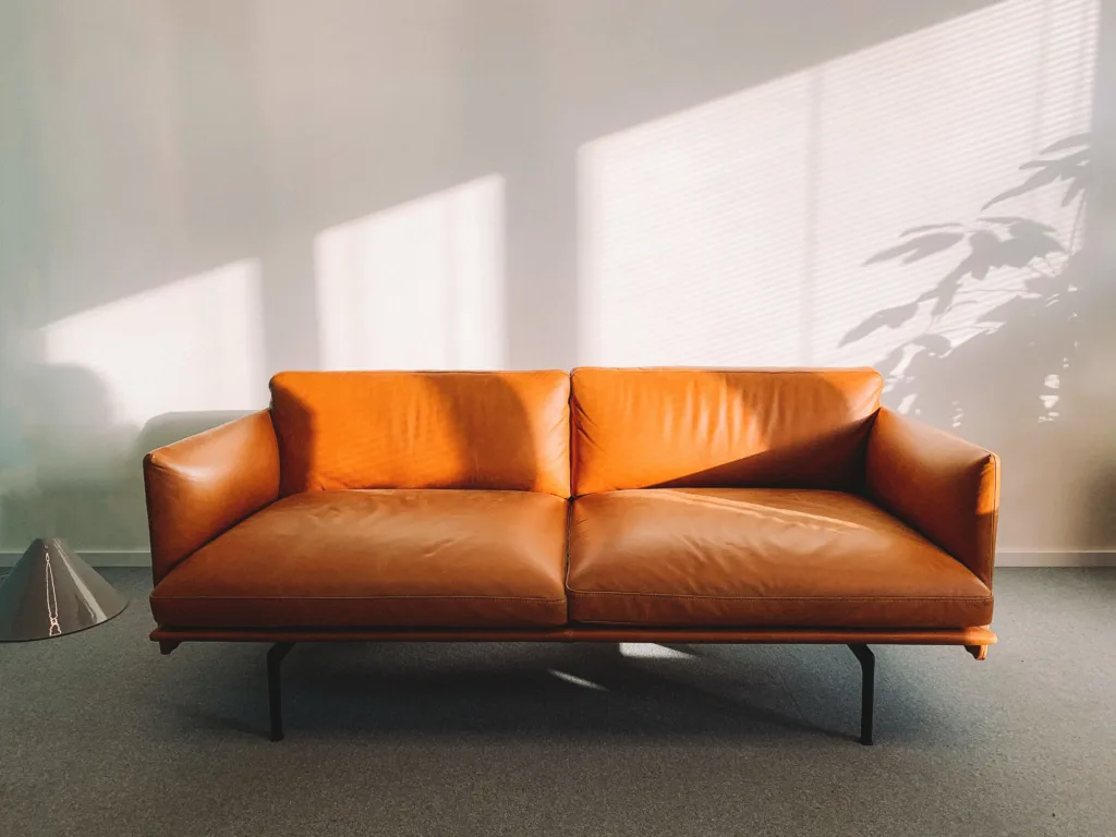 工業風裝潢設計重點：仿舊皮製沙發